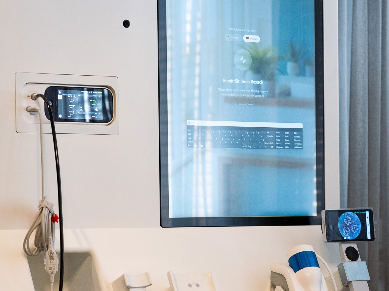 KI-gestützte Diagnostikstation mit Touchscreen, Vitalmonitor und Untersuchungsinstrumenten